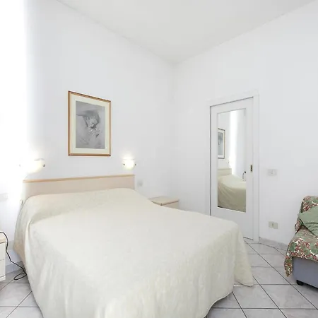 Welcoming In With Pool Apartament