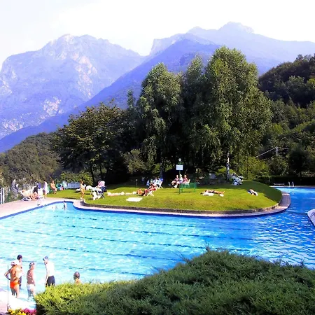 Welcoming In With Pool Apartament *